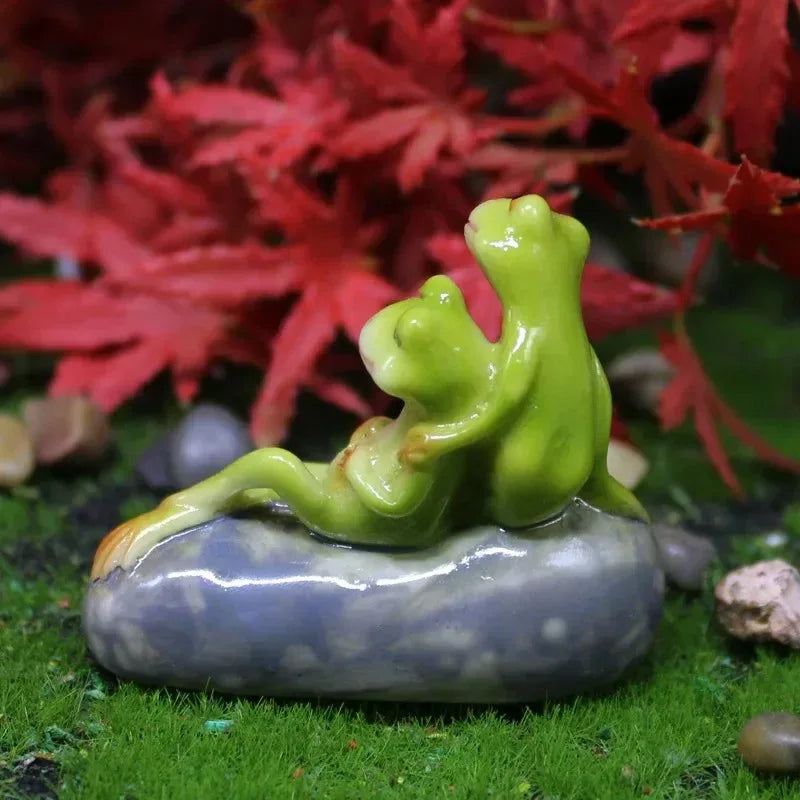 Cute Couple Frog Resin Ornaments – Garden & Fish Tank Decor Resin Decorative Figurine Babs