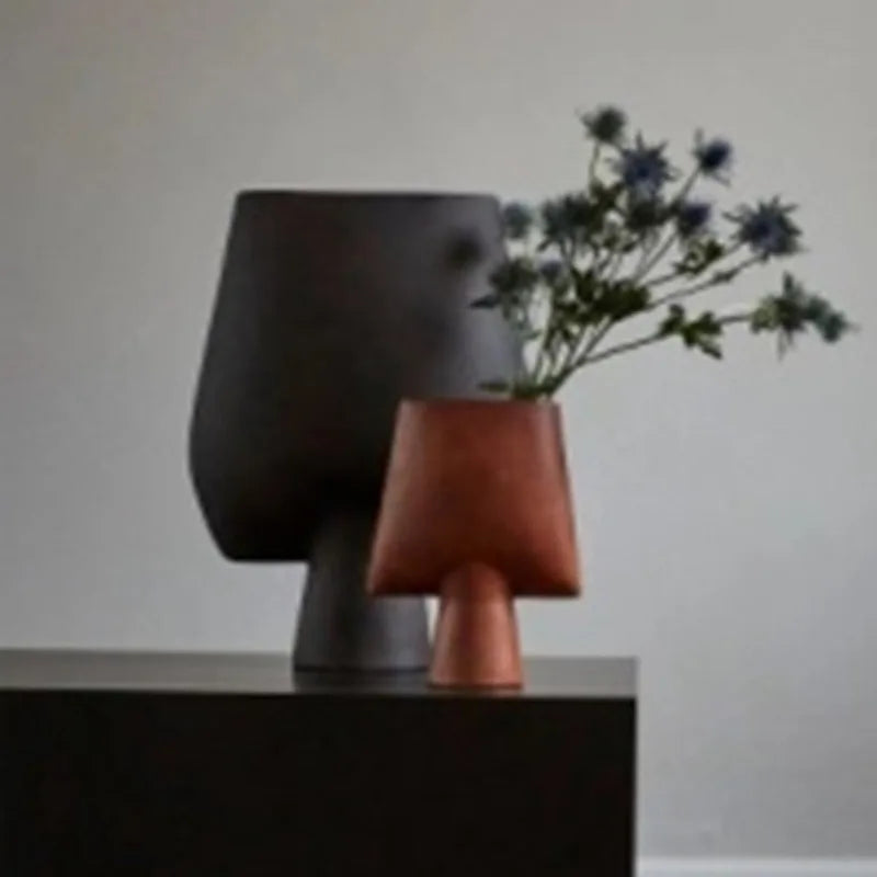 Modern Resin Vase – Elegant Luxury Table Décor | Black & Red Decorative Vase Babs