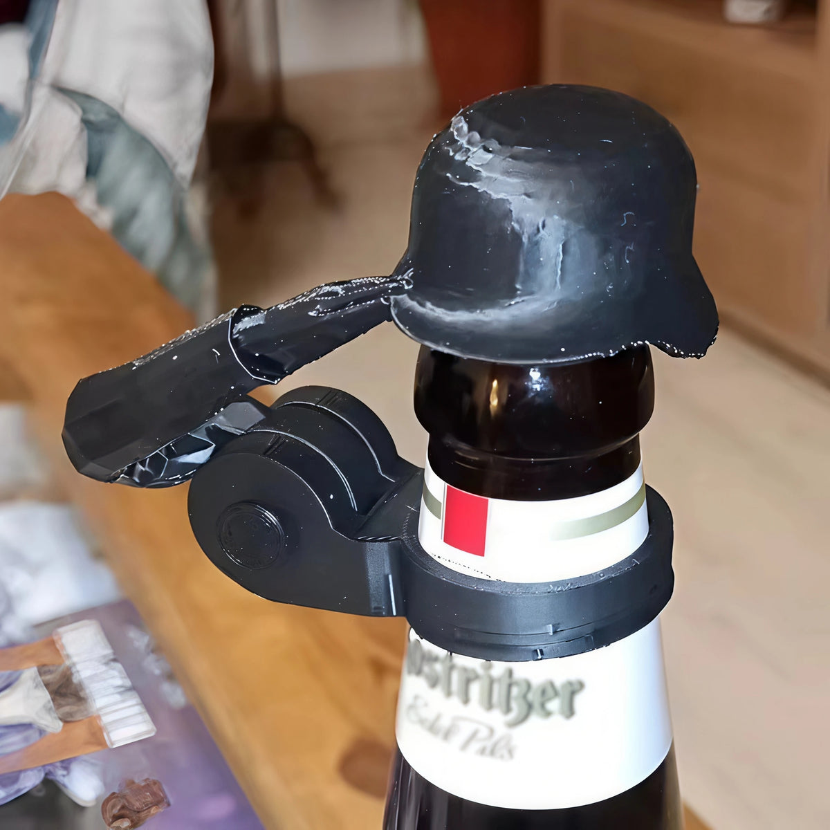 Soldier Salute Beer Bottle Helmet Topper – Dustproof Cap Novelty Bottle Topper Babs
