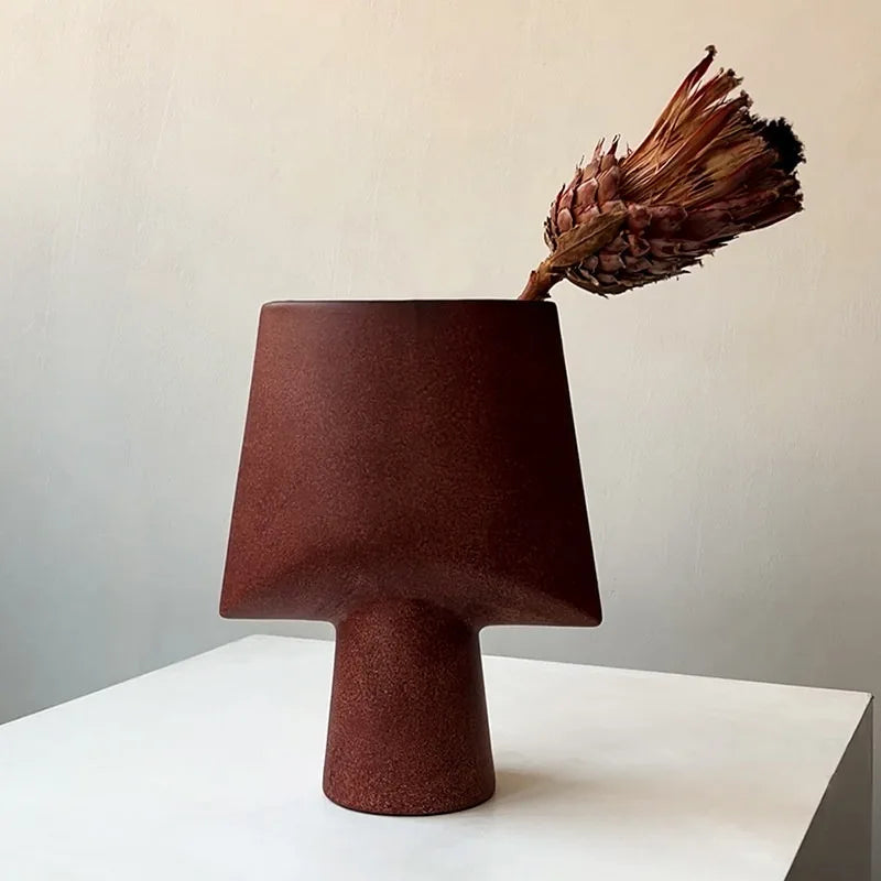 Modern Resin Vase – Elegant Luxury Table Décor | Black & Red Decorative Vase Babs