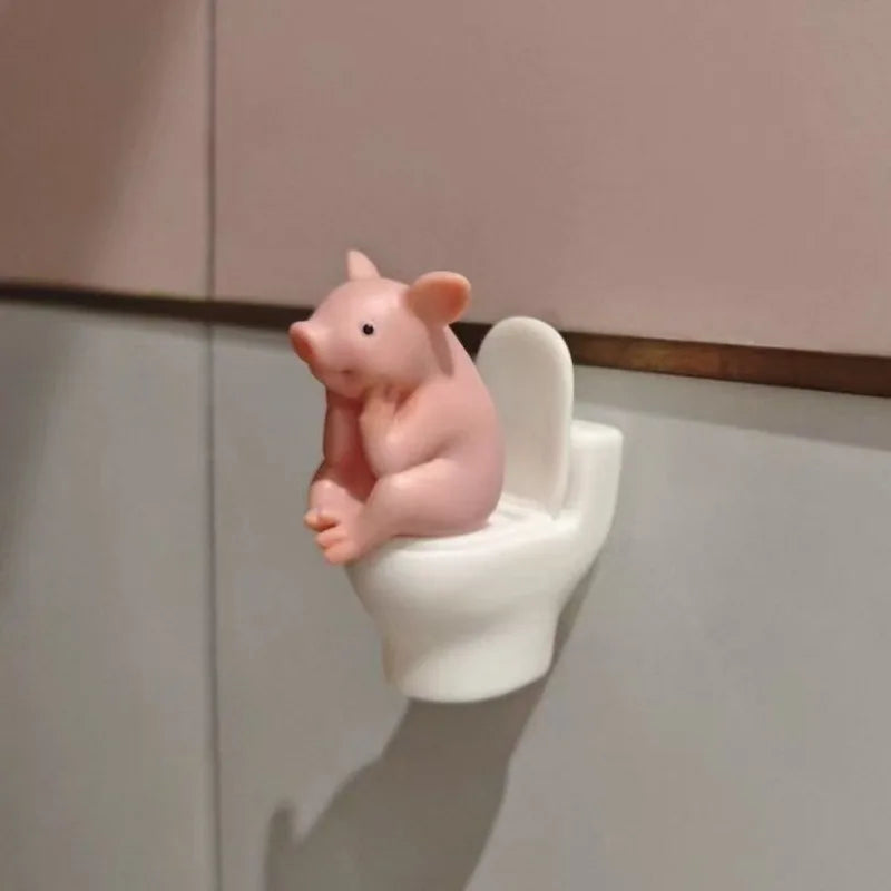 Cute Pig on Toilet Figurine – Funny Bathroom Desktop Decor Novelty Figurine Babs
